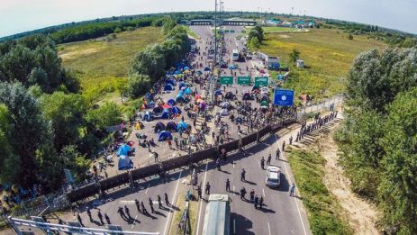 vue-aerienne-du-poste-frontiere-entre-la-hongrie-et-la-serbie-pres-de-la-ville-serbe-de-horgos-ou-s-entassent-les-migrants-desormais-bloques-par-les-autorites-de-budapest-le-16-septembre